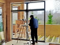 Монтаж портальной двери Рехау Интелио в деревянном доме